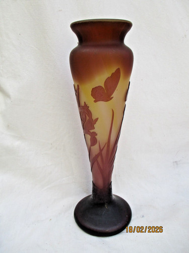 Beau vase motifs floraux - ,