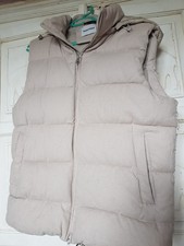 DOUDOUNE SANS MANCHES ET CAPUCHE HOMME