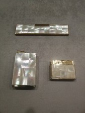 Lot (objets de vitrine) nacre métal doré briquets et peigne 