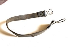 Ancienne Jugulaire de Casque à pointes Allemand ww1 ou casque pompier 1870 ?