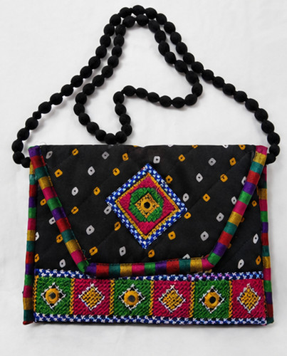 Sac pochette noir brodé fait