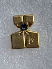 Pin's Fiji Guy Laroche Doré