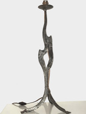 LAMPE SCULPTURE FER BATTU MARTELÉ BRUTALISTE TRIPODE VERS 50/60