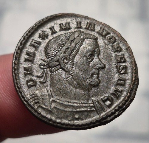 Maximien follis genio - -,