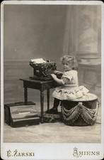 Zarski, Amiens, enfant tapant sur une machine à écrire Underwood. Vintage print.