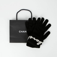 CHANEL Gants logo en perles
