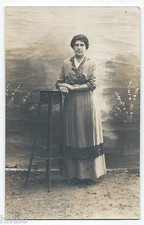 BM538 Carte Photo vintage card RPPC Femme mode fashion guéridon sellette