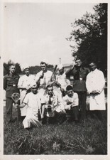 Photo soldat allemand WW2 RAD pose avec l'équipe de cuisine - 4878