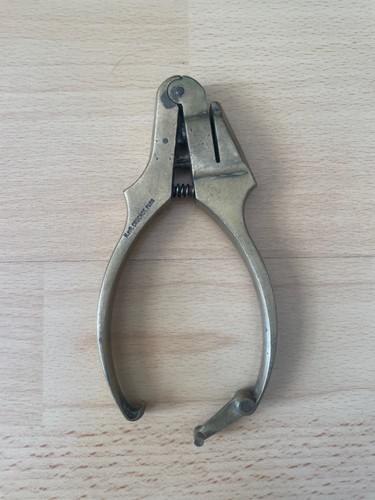 Ancienne pince plombeuse