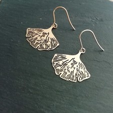 BOUCLES D'OREILLES DOREES FEUILLES GINKGO ESTAMPES LEGERES ACIER INOXYDABLE