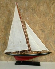 Très Beau Bateau à Voile