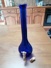 Bouteille bleue en verre avec robinet