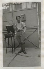 PHOTO ANCIENNE - VINTAGE SNAPSHOT - MUSIQUE TOURNE DISQUE HOMME MODE PICK UP