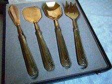 Couverts de service à dessert,  mignardises, caviar,  doré