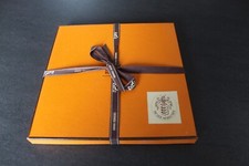 Hermès Carré Scarf Musée SCHLUMPF 1971 / Ledoux / Sage (noir/rouge/or/BIS)