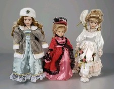 Poupées Porcelaine Tradition. VICTORIEN style -Lot de 3  avec support –50 & 40cm