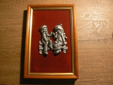 figurine en étain sur velours