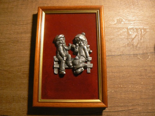 Figurine étain sur velours - en,