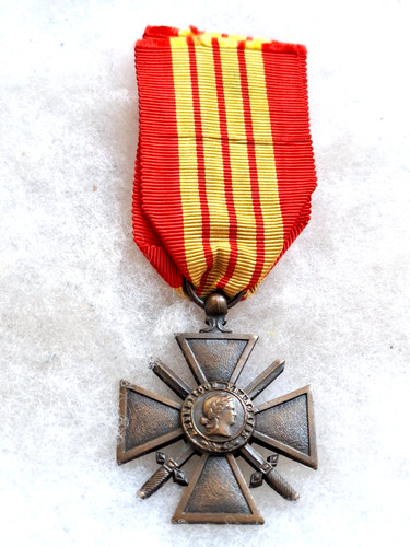Une médaille militaire croix