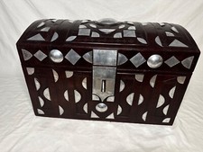 Malle Touareg du Burkina Faso, marron, en bois, cuir repoussé et nickel