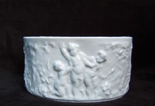  ancienne petite jardinière porcelaine blanche décor d'angelots ange chérubin