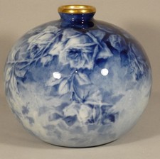 Les roses bleues, vase boule en porcelaine de Limoges peint par Marcadet