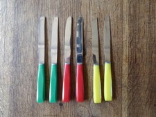 série de 6 couteaux lame inox manche en plastique/bakélite de couleur vintage