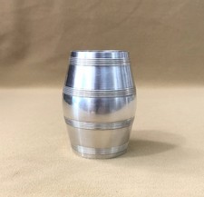 timbale ERCUIS en métal argenté figurant un TONNEAU ( tonnelet gobelet table )