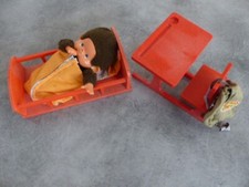 LOT KIKI - peluche vintage + lit + pupitre écolier + sac de couchage + sac à dos