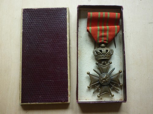 Jolie médaille belgique croix - médaille,