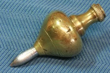 Perruche poire bronze. Plomb S.XX.  Perruche de poire en bronze. Bob à plumes.