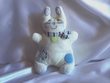 Doudou lapin blanc, semi-plat, écharpe rayée, broderie, Nicotoy