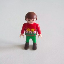 PLAYMOBIL (3189) ENFANT MODERNE - Petit Garçon Pull Rouge Pantalon Vert Bottes