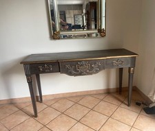 console en bois massif sculptée et patinée avec 3 tiroirs