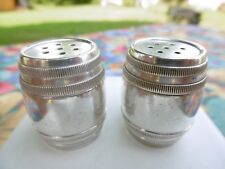 Salière et poivrière en argent en forme de Tonneau ou barrique