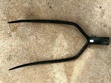 (n°1) outil ancien, GRANDE FOURCHE A DEUX DENTS FORGÉE XIXe 