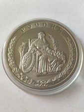 Pièce de monnaie, jeton. La reine, la reine sur le trône.