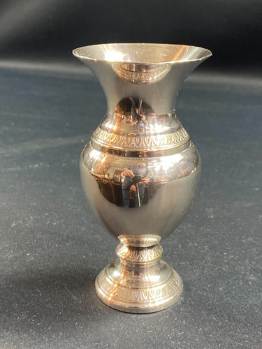 Vase sur piédouche - , style