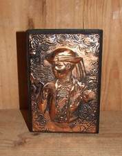 Ancienne boîte en bois & cuivre avec buste de Breton signée H.R. !