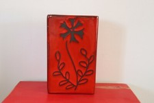 Vase rectangulaire céramique rouge décor fleurs les Rois de Majorque circa 1970