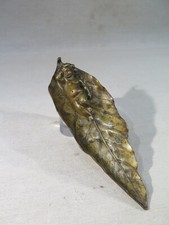 ANCIEN VIDE POCHE DE BUREAU EN BRONZE CUPIDON ENDORMI SUR UNE FEUILLE VERS 1900