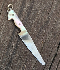 Ancien couteau vintage avec manche MOP en nacre pour maison de poupée ou brel...