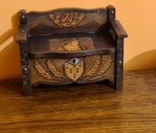 Banc tirelire en bois sculpte