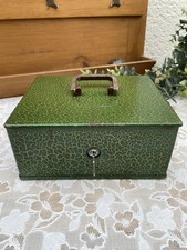 Boîte métallique ancienne verte à serrure – style vintage Année 30 à 50