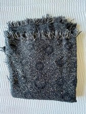 Grande écharpe châle femme noire et dorée avec motifs paillettes or comme neuve