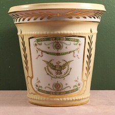 CACHE POT EN PORCELAINE STYLE EMPIRE, MANUFACTURE DE COULEUVRE (ALLIER) - XXe S.