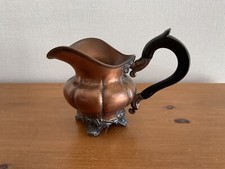 Très joli cremier pot à - très,