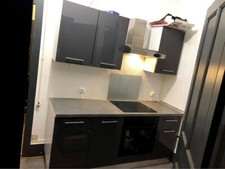 Cuisine équipée grise, four, plaque, frigidaire + mini congèle..