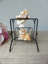 Figurines deux chats roux acrobates en résine sur balançoire en fer Vintage
