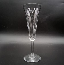 Flûte à champagne en cristal soufflé taillé signé Saint-Louis modèle Cerdagne